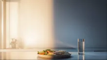A balanced meal shown between morning and evening light, illustrating how meal timing may influence metabolism and biological rhythms.